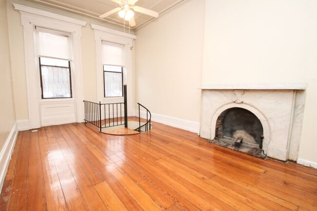 Primary Photo - Spacious Bilevel 1 BR, 1.5 BA & More!*Avai...