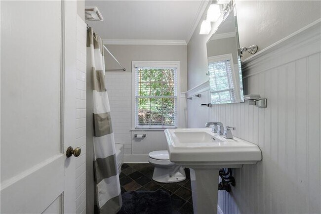 Building Photo - 2311 Pembrook Pl NE