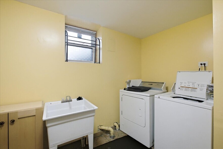 Building Photo - 1535 W Leland Ave
