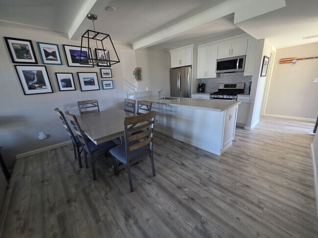 Building Photo - 3 Bedroom 3 Bath condo
