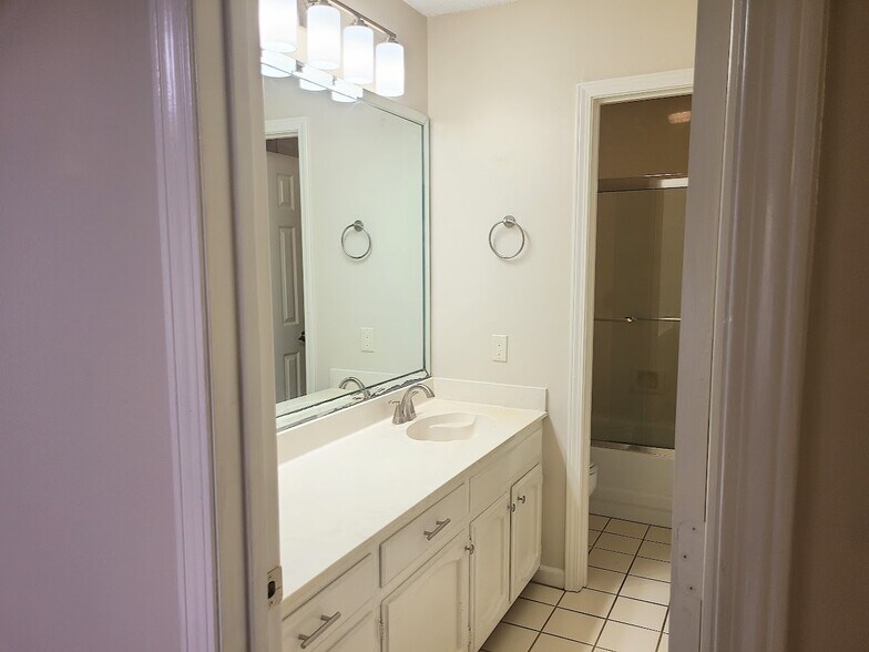 Guest bathroom with tub/shower combo - 12439 Coursey Blvd