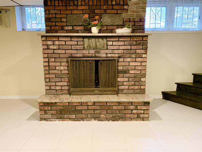 Building Photo - 67 W 5th St