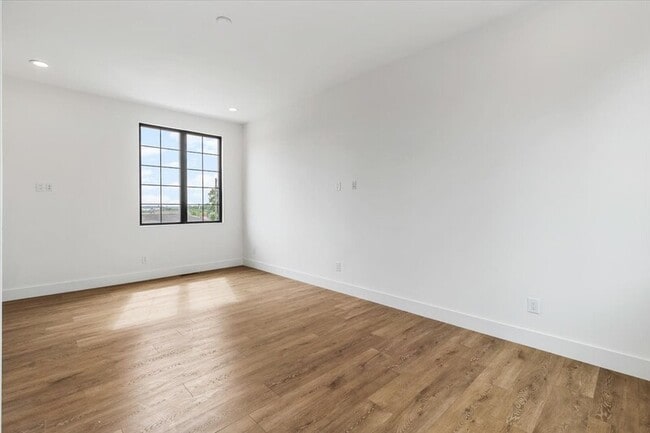 Building Photo - 827 Ramsey St