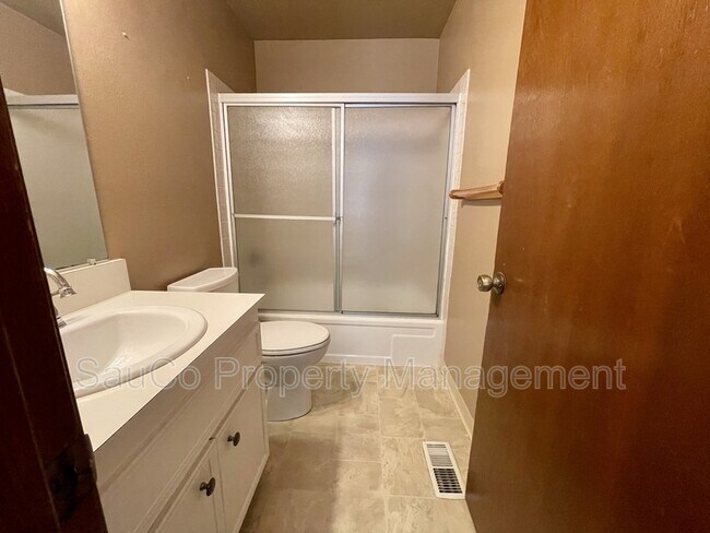 Building Photo - 324 SE 30th Ave