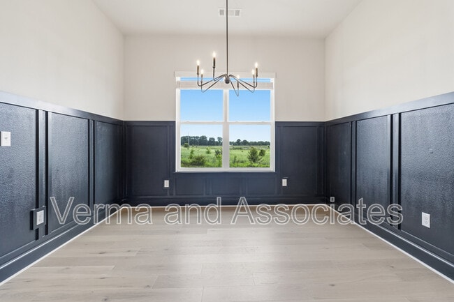 Building Photo - 930 Trestle Ln
