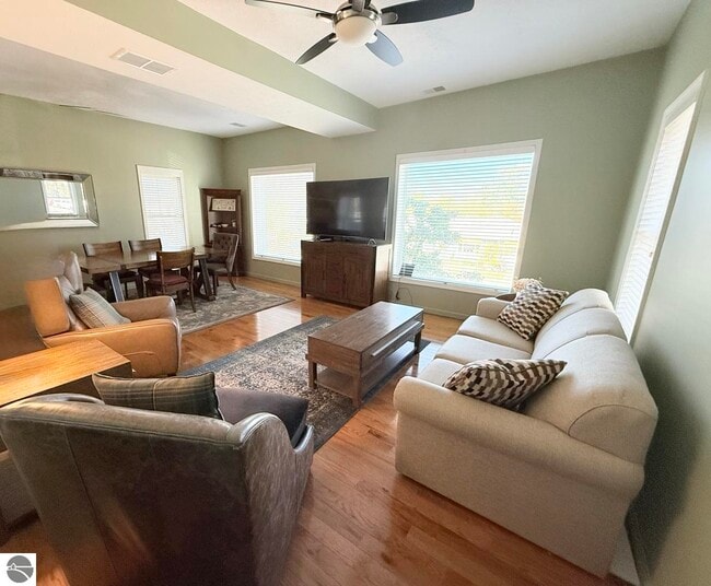 Building Photo - 201 River St