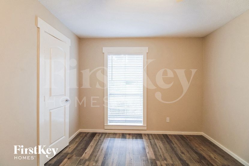 Building Photo - 2618 N Woodloch St