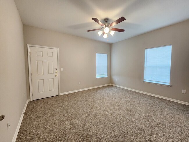 Building Photo - 4/2/2 Townhome