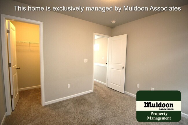 Building Photo - Beautiful end unit townhome