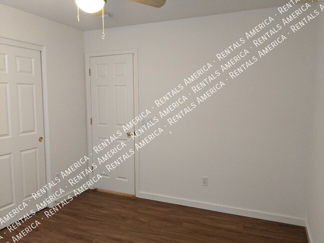 Building Photo - 895 E Lakeview Dr