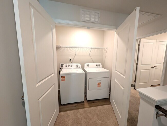 Building Photo - Gorgeous , New Townhome  located in Mallar...