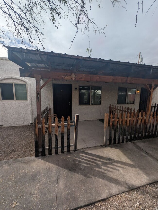 Building Photo - 4 Plex - Two Bedroom and 1 Bath Unit for Rent