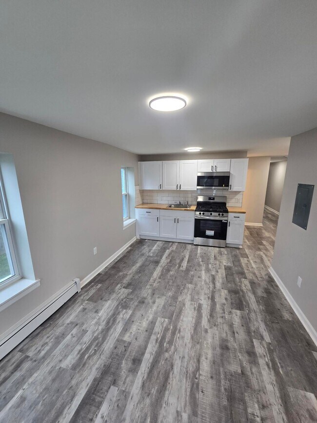 Building Photo - ? Modern Comfort: 3-Bedroom & FIRST FLOOR Living in Hartford’s Friendliest Area ?