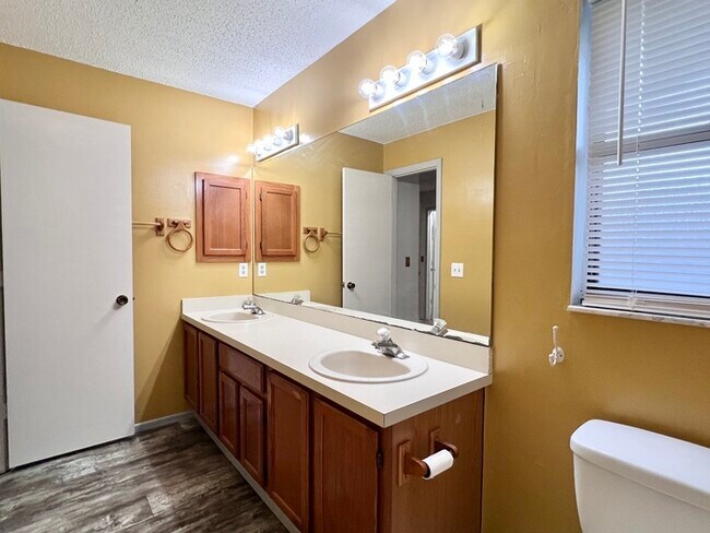 Building Photo - Spacious 3 bedroom 2 bath 2 car garage hom...
