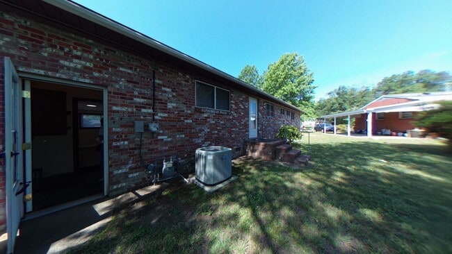 Building Photo - Brick Ranch Near Newport News City Center For Rent