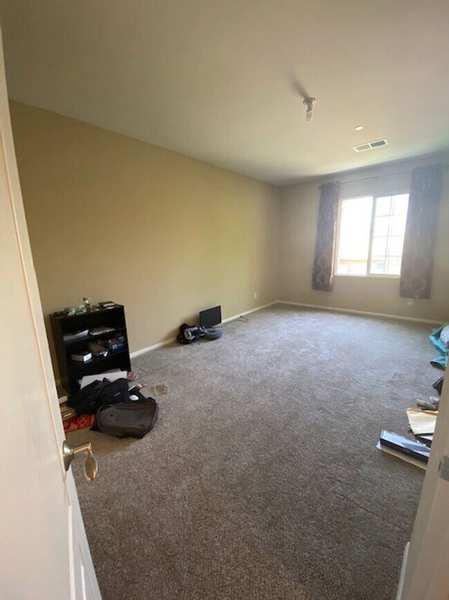 Building Photo - Beautiful, Must See 3 Bed, 2.5 Bath Town H...