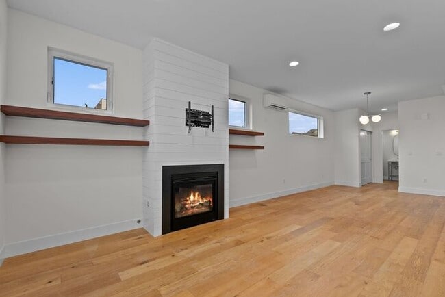 Building Photo - Stunning Modern Air-Conditioned Townhome in Coveted Whittier Heights