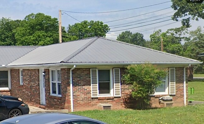 Building Photo - 702 Couch St