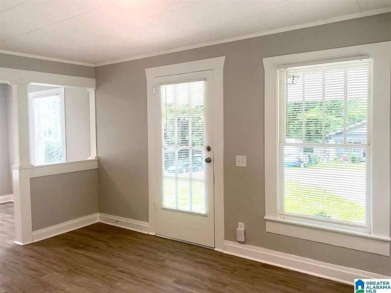 Building Photo - 917 School Terrace