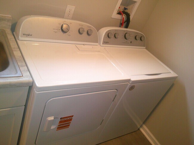 Building Photo - 211 Hickman Ave