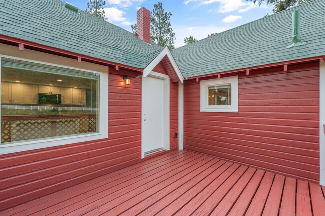 Building Photo - 3 BEDROOM, 3 BATH+ BONUS ROOMS ON RANCH IN...