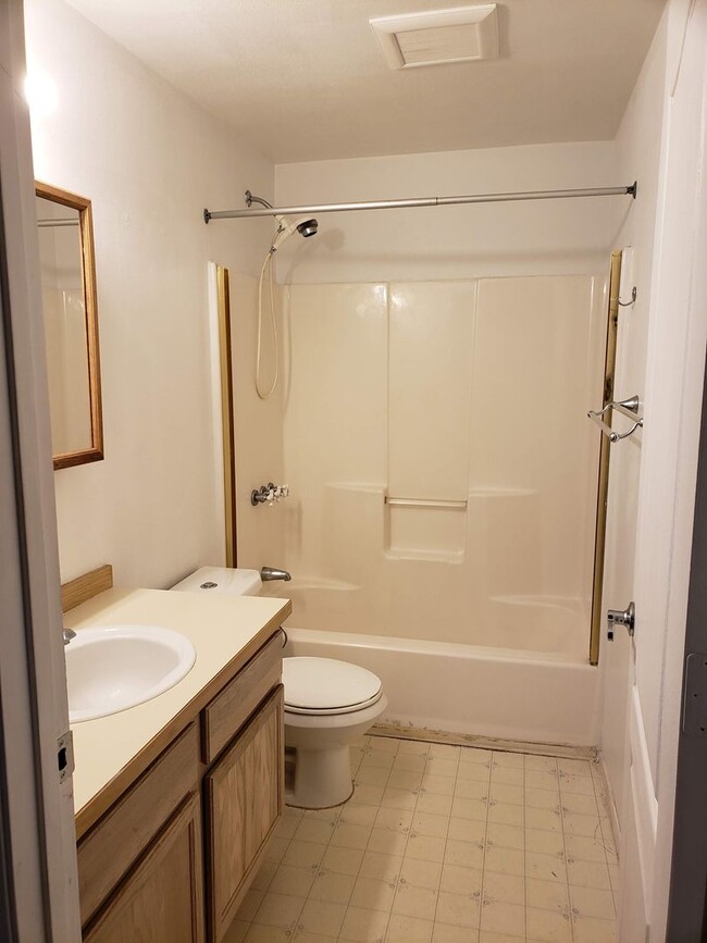 Building Photo - Beautiful Three Bedroom Centrally Located!