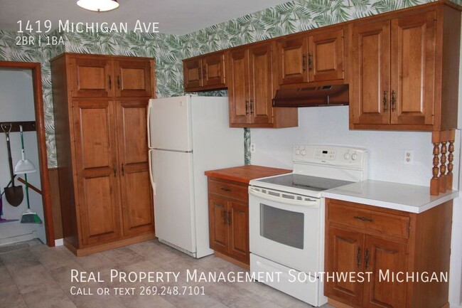 Building Photo - Newly updated 2 bedroom, 1 bath unit in St...