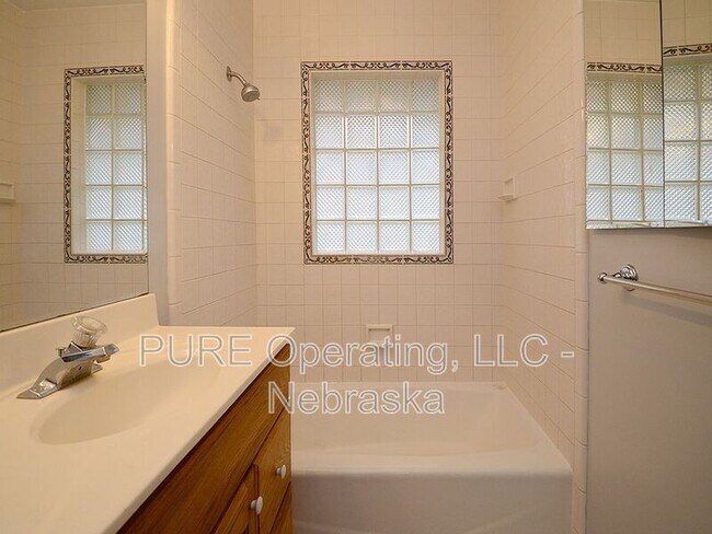 Building Photo - 3333 S 82nd St