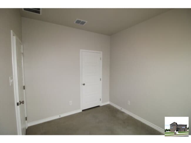 Building Photo - 640 Pacific Crest Trl