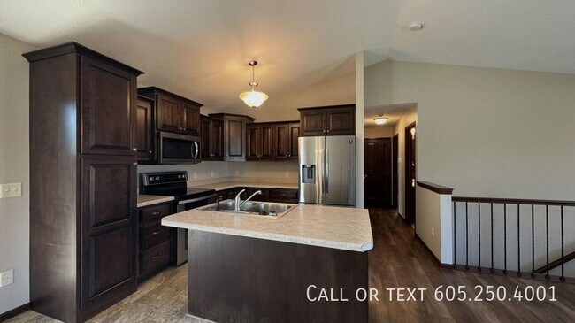 Building Photo - Spacious 4 Bedroom 3 Bathroom home with Va...