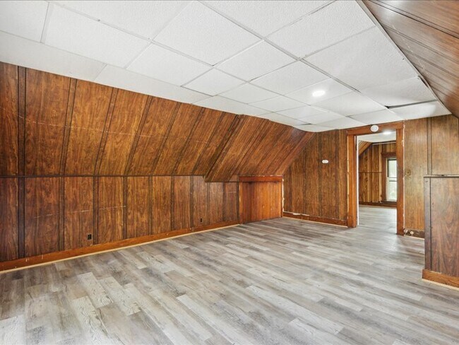 Building Photo - 10622 Hathaway Ave