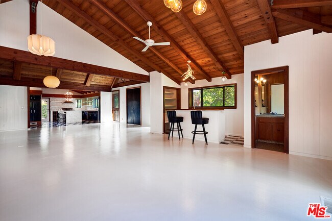 Building Photo - 201 S Larchmont Blvd