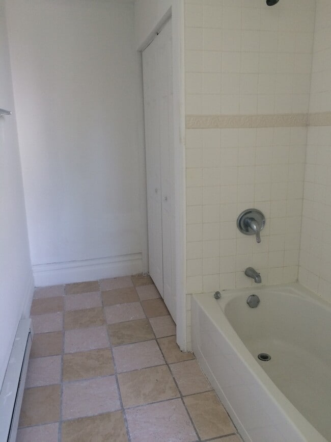 Building Photo - Large 2 Bedroom 1 Bath in MT Washington