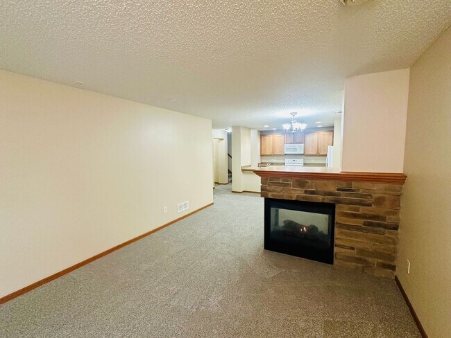 Building Photo - Updated Colonial 3 Bedroom Townhome with NEW CARPET AND PAINT!