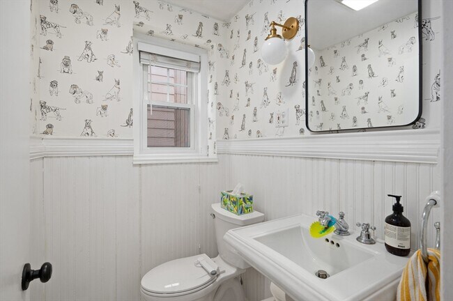 Building Photo - 32 Charles St