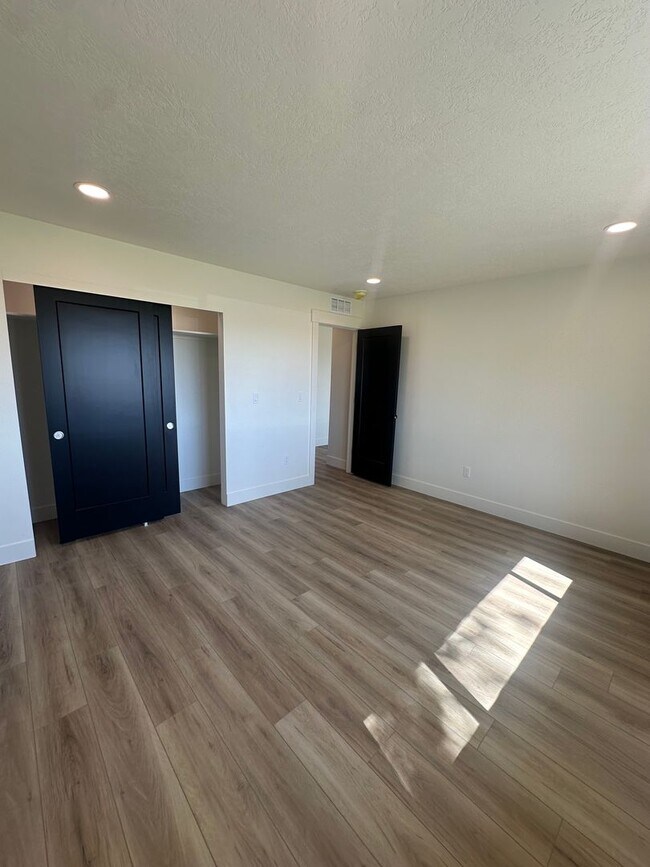 Building Photo - 2 bed, 1 Bath, 1 Car Garage, - Modern Insi...