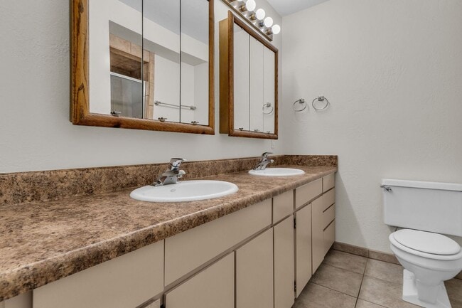 Building Photo - Prime Park Meadows Home