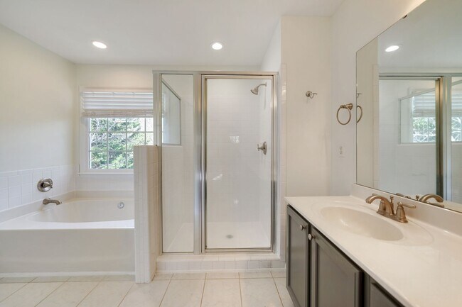 Building Photo - Renovated 4 bed/2.5 bath in Chapel Hill/Carrboro city school district!