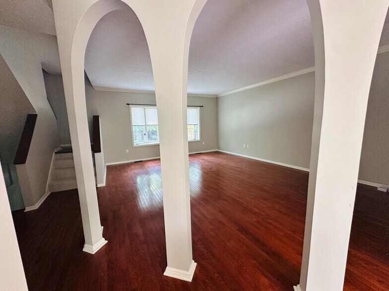 Building Photo - 10086 Mansion Dr