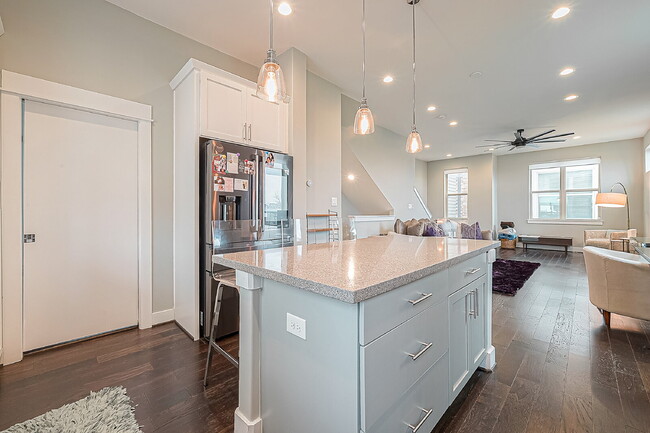 Building Photo - Modern home with 3 bedrooms, 3.5 bathrooms...