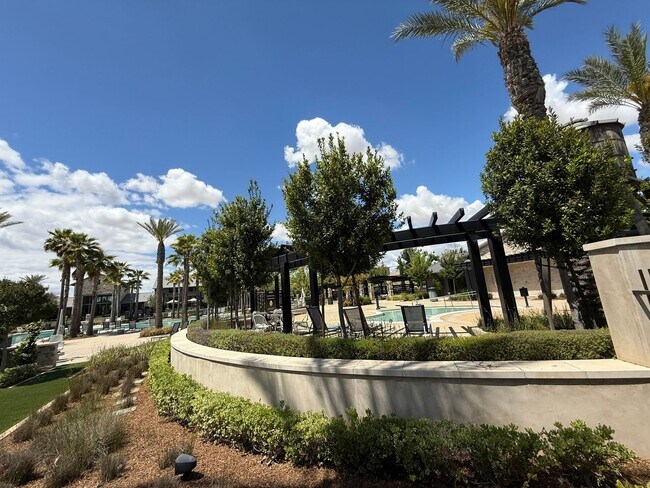 Building Photo - 3 bedroom, 2 bathroom home located in the vibrant community of Madera, CA