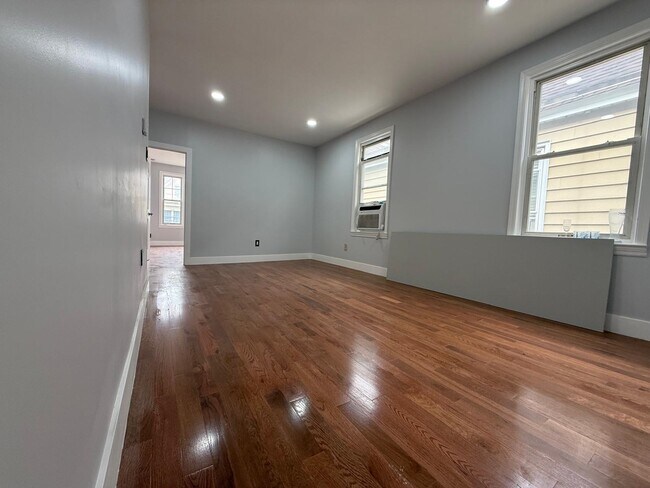 Building Photo - 162 W 32nd St