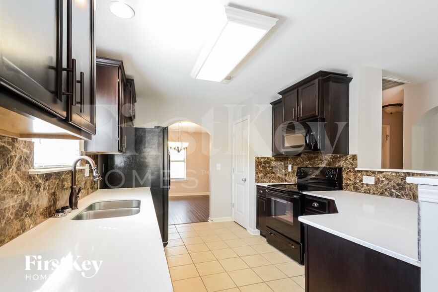 Building Photo - 465 W Park Dr