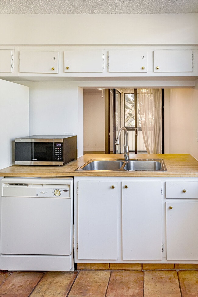 Building Photo - 2455 Lindell Blvd