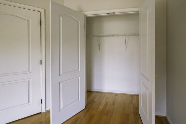 Building Photo - Tower Oaks First-Time Townhome in Rockville is Move-in Ready!