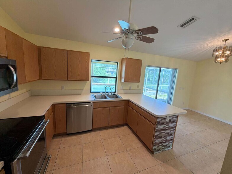 Building Photo - Inviting 3/2 Pool Home With Spacious Lanai and Modern Kitchen