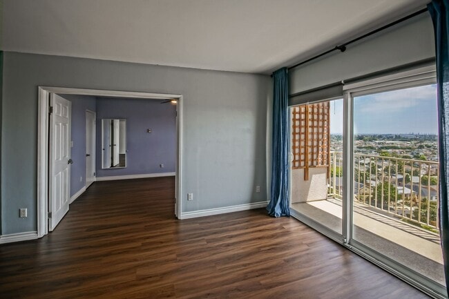 Building Photo - Bright & Spacious, Top-Floor 3BR3BA Condo ...