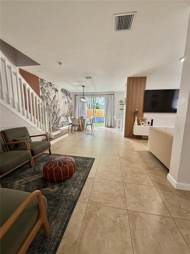 Building Photo - 1034 NE 208th St