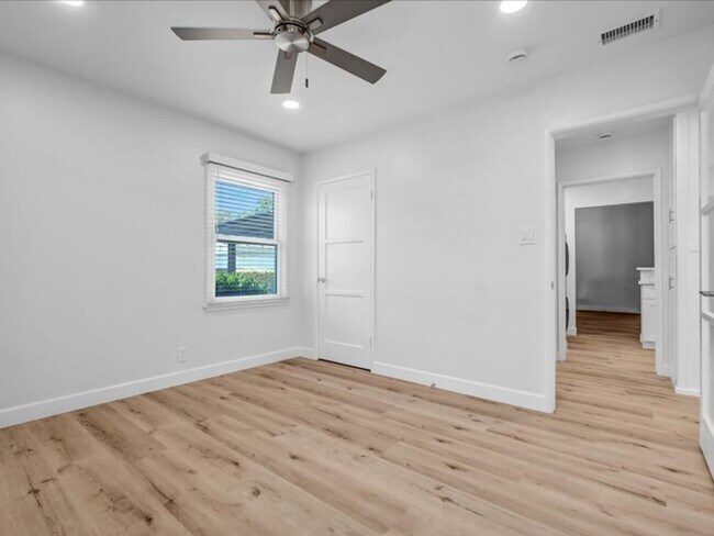 Building Photo - 4847 Ocana Ave