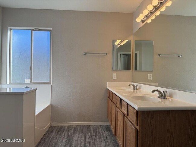 Building Photo - 11291 W Magnolia St